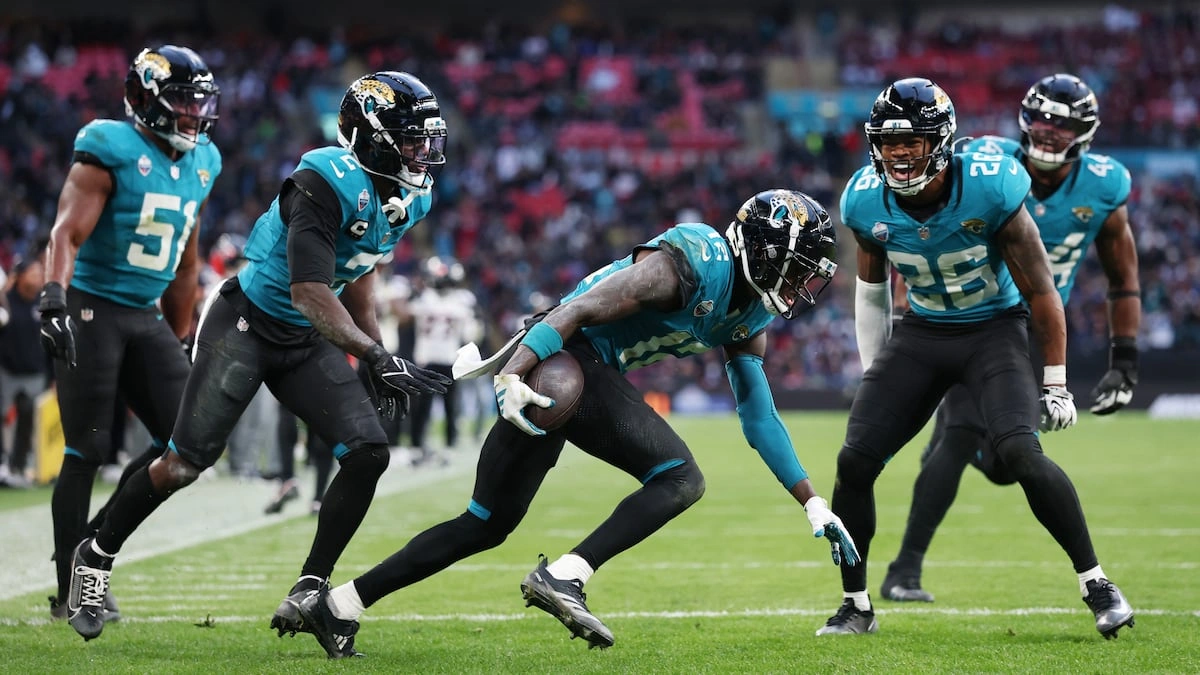 Travis Hunter hace historia en la NFL con touchdown e intercepción ante Texans